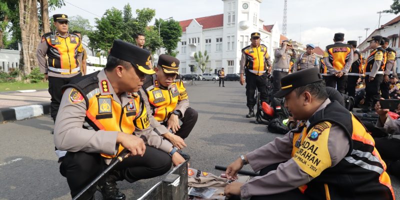 Polrestabes Surabaya Gelar Apel Pengecekan Perlengkapan Personil PAM TPS Pilkada 2024