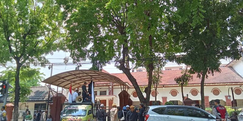Kasus Ronald Tanur Mencoreng Wajah Hukum Aliansi Madura Indonesia Melakukan Demonstrasi Depan PN Surabaya