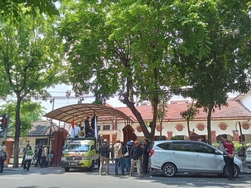 Kasus Ronald Tanur Mencoreng Wajah Hukum Aliansi Madura Indonesia Melakukan Demonstrasi Depan PN Surabaya
