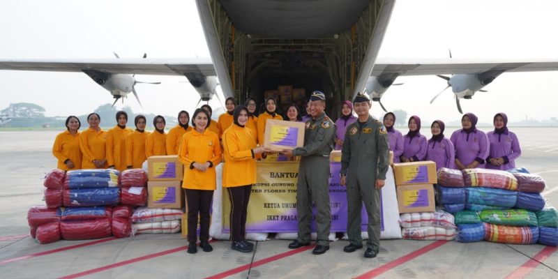 Ketum DP Serahkan Bansos Untuk Masyarakat Terdampak Erupsi Gunung Lewotobi Laki-Laki di NTT