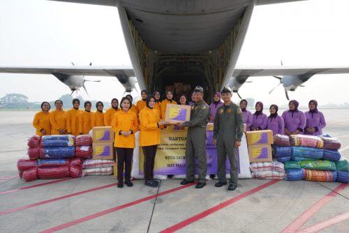 Ketum DP Serahkan Bansos Untuk Masyarakat Terdampak Erupsi Gunung Lewotobi Laki-Laki di NTT