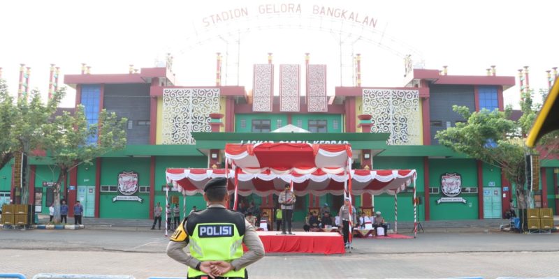 Kapolres Bangkalan Pimpin Apel Pergeseran Pasukan Pengamanan Pilkada di Halaman SGB