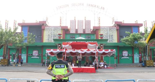 Kapolres Bangkalan Pimpin Apel Pergeseran Pasukan Pengamanan Pilkada di Halaman SGB