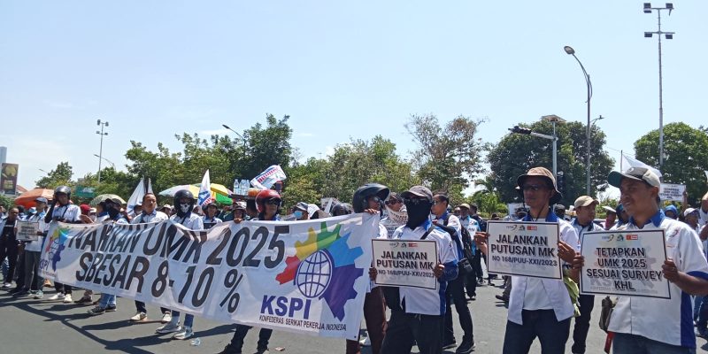 FSPMI Demo Menuntut PJ Gubernur Menetapkan Upah Sesuai Keputusan MK