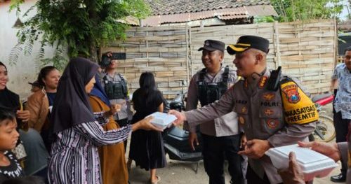 Polda Jatim Berbagi Makan Siang Gratis, Apresiasi Warga Situbondo Yang Sudah Nyoblos di TPS