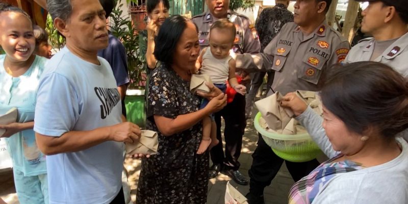 Polsek Simokerto Berpatroli Serta Memborong Makanan Penjual Nasi