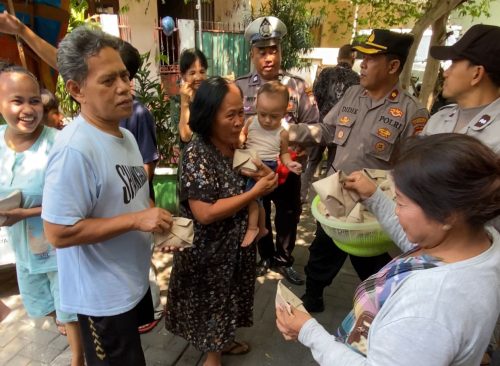 Polsek Simokerto Berpatroli Serta Memborong Makanan Penjual Nasi