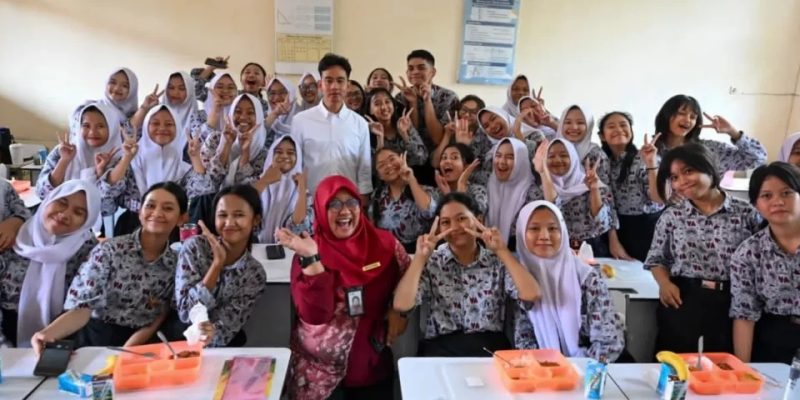 Wapres Tinjau Makan Bergizi Gratis di SMKN 3 Tangerang