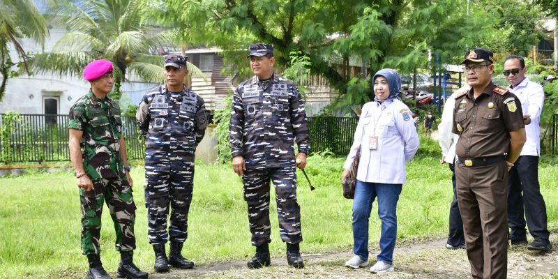 Komandan Pasmar 3 Dampingi Pj Gubernur Papua Barat Daya Tinjau Lokasi TPS Di Wilayah Sorong