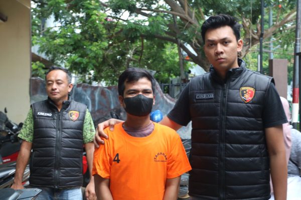 Tim Opsnal Unit Reskrim Polsek Genteng Amankan Pelaku Pencurian Handphone