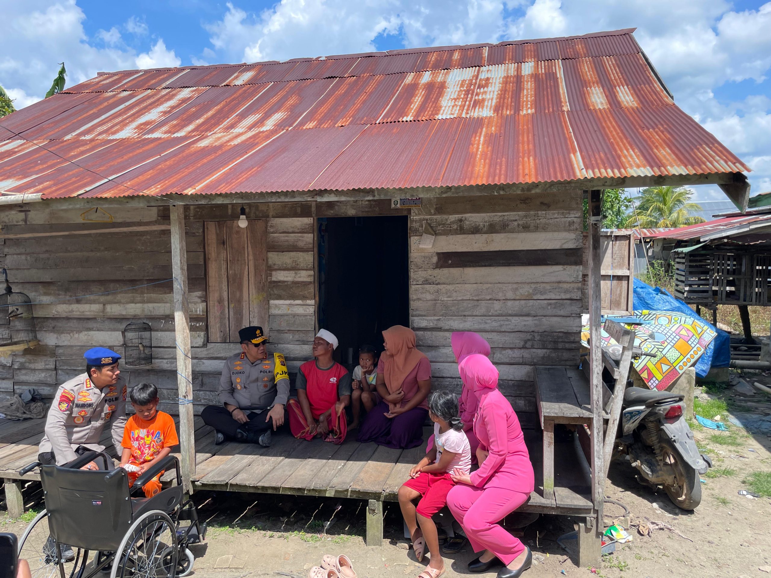 Abdul Rahman Dapat Bantuan Kursi Roda dari Kapolda Kalteng