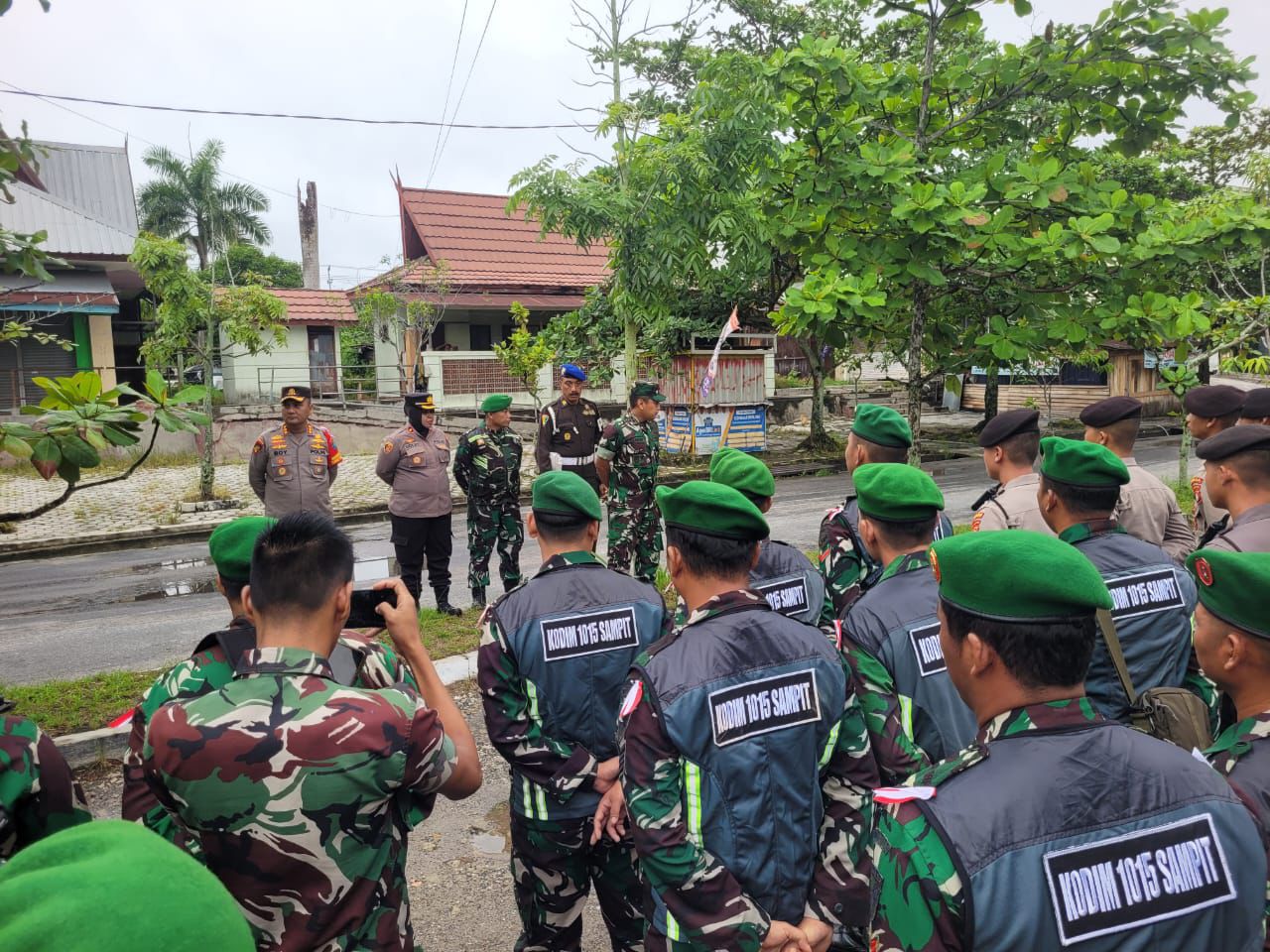 Kapolresta Palangka Raya Pimpin Apel Kesiapan Pengamanan Kunjungan Wapres RI di Pasar Kahayan