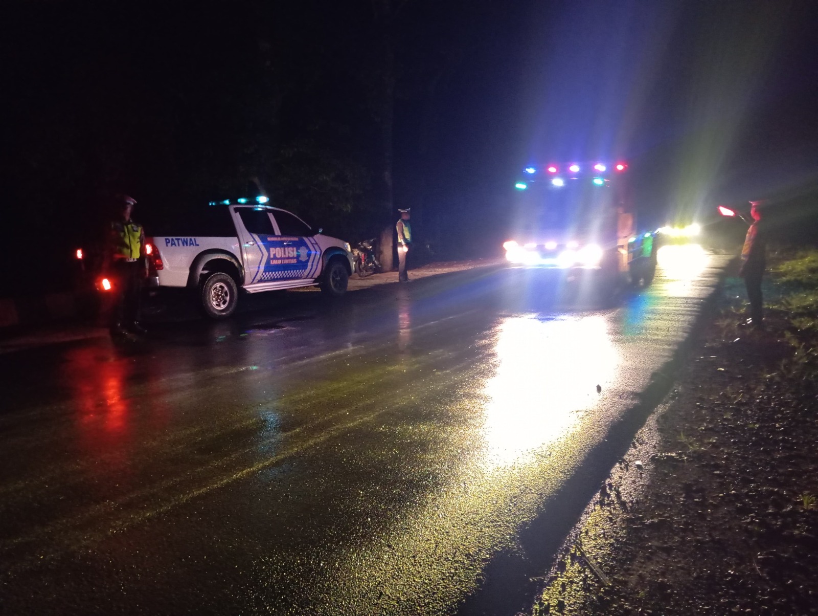 Ditlantas Polda Kalteng Imbau Masyarakat Berkendara Dengan Kecepatan Rendah di Musim Hujan