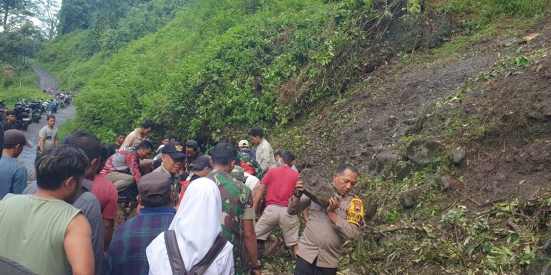 Tebing 100 Meter di Kandangserang Pekalongan Longsor, TNI-Polri dan Warga Gerak Cepat Evakuasi