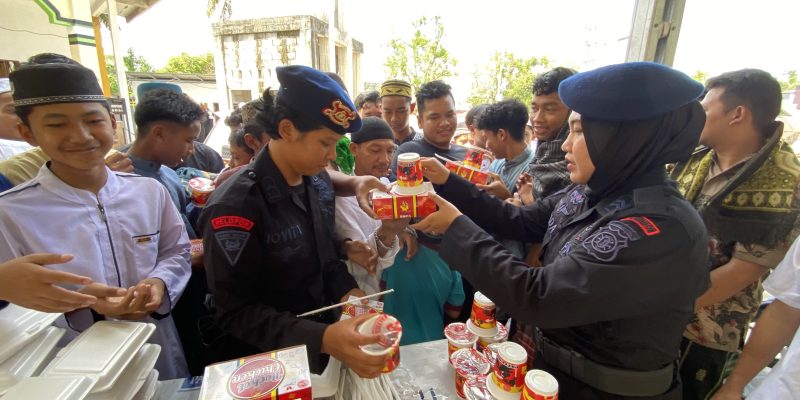 Jumat Berkah, Satbrimob Polda Kalteng Bagikan Makanan Untuk Jamaah Masjid Al-Hikmah