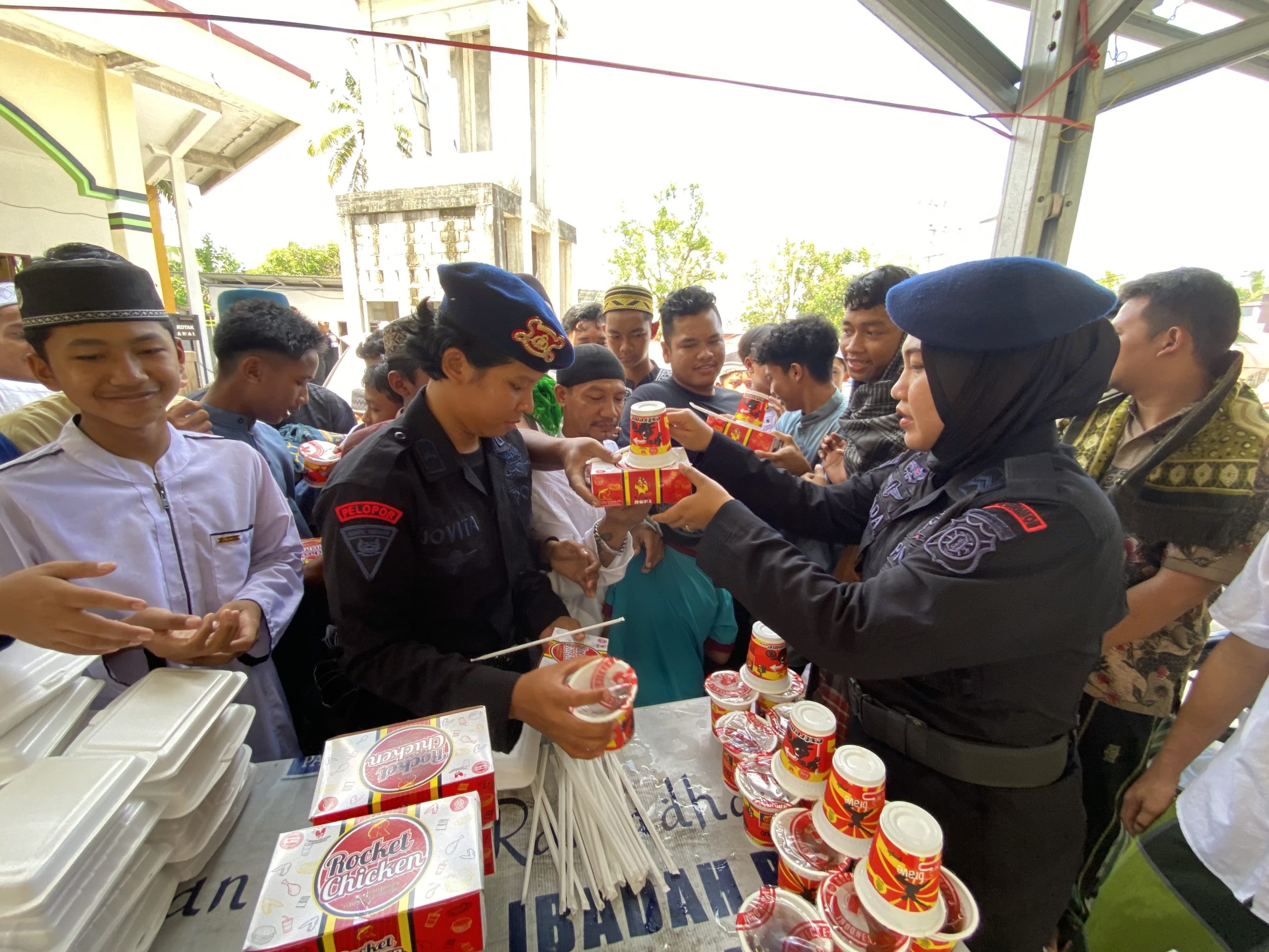 Jumat Berkah, Satbrimob Polda Kalteng Bagikan Makanan Untuk Jamaah Masjid Al-Hikmah