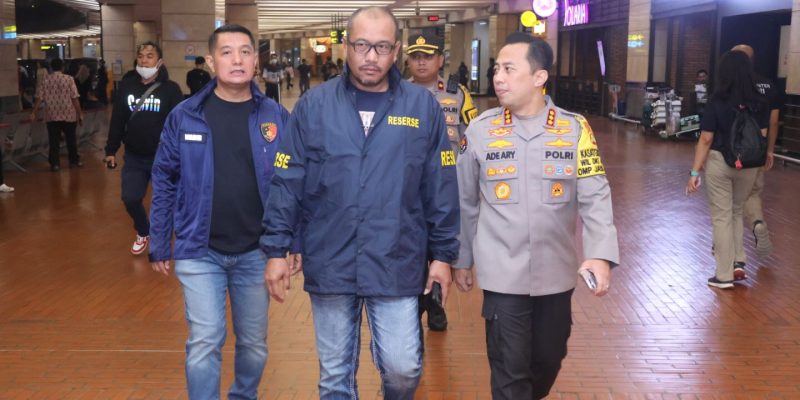 2 Pelaku Kasus Judi Online Libatkan Pegawai Komdigi Tiba di Bandara Soetta