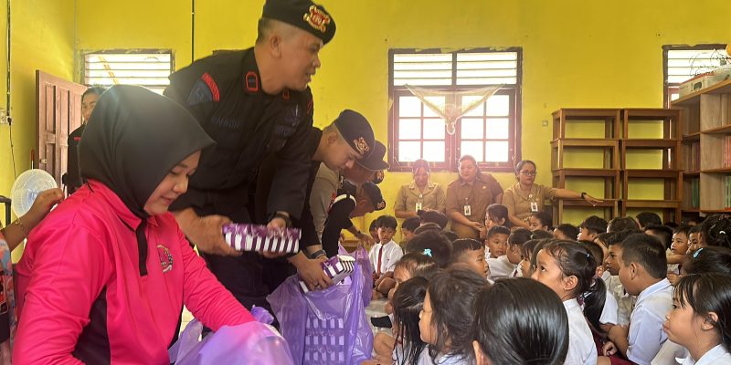 Brimob Polda Kalteng Gelar Bakti Sosial, Bagikan Makanan Sehat Kepada Siswa SD di Barito Timur Polda Kalteng Gelar Bakti Sosial, Bagikan Makanan Sehat Kepada Siswa SD di Barito Timur