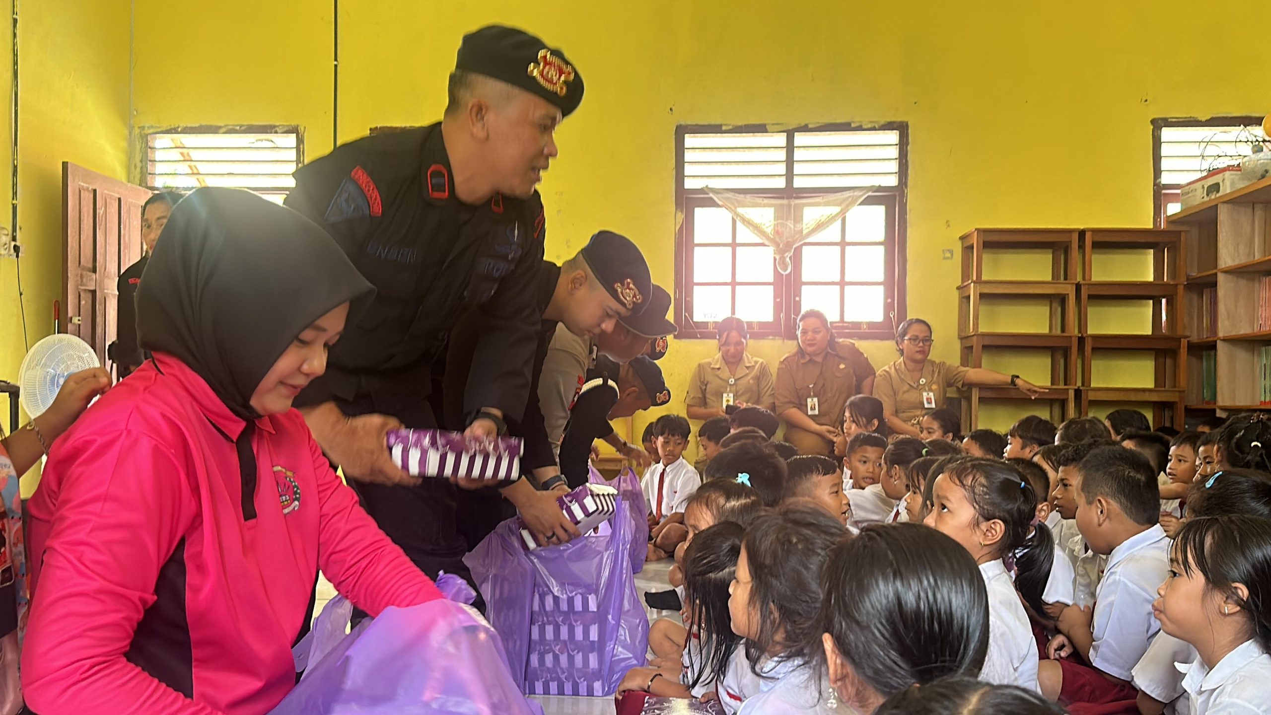 Brimob Polda Kalteng Gelar Bakti Sosial, Bagikan Makanan Sehat Kepada Siswa SD di Barito Timur Polda Kalteng Gelar Bakti Sosial, Bagikan Makanan Sehat Kepada Siswa SD di Barito Timur