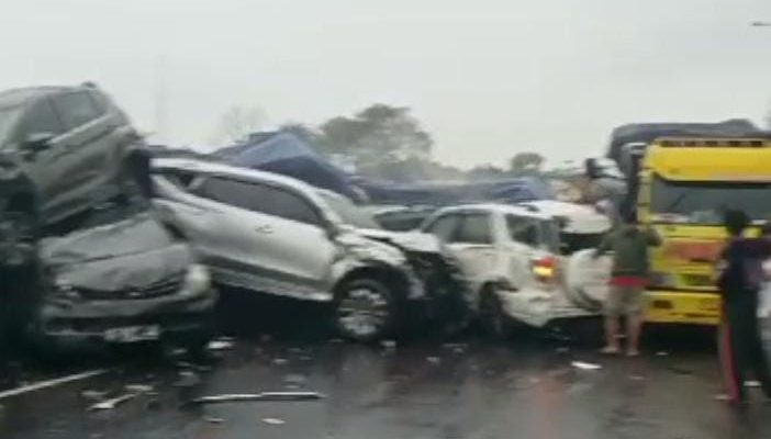Tabrakan Beruntun Yang Melibatkan Beberapa Kendaraan Roda Empat Di Tol Cipularang KM 92,Arah Bandung Jakarta.