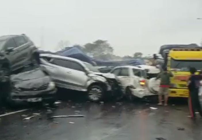 Tabrakan Beruntun Yang Melibatkan Beberapa Kendaraan Roda Empat Di Tol Cipularang KM 92,Arah Bandung Jakarta.