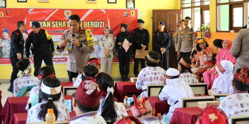 Brimob Bagikan 1.200 Paket Makanan Bergizi untuk Siswa SD