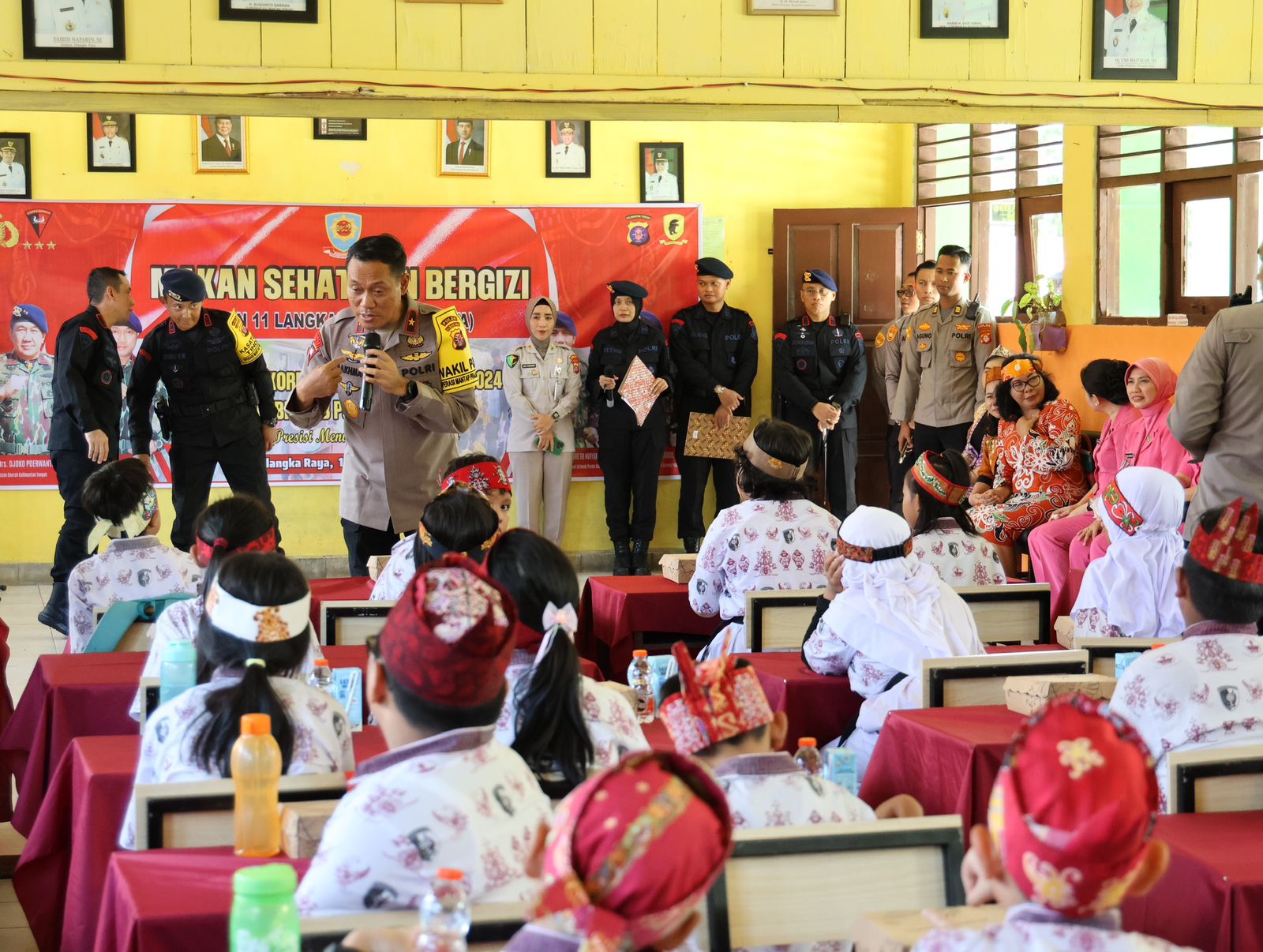 Brimob Bagikan 1.200 Paket Makanan Bergizi untuk Siswa SD