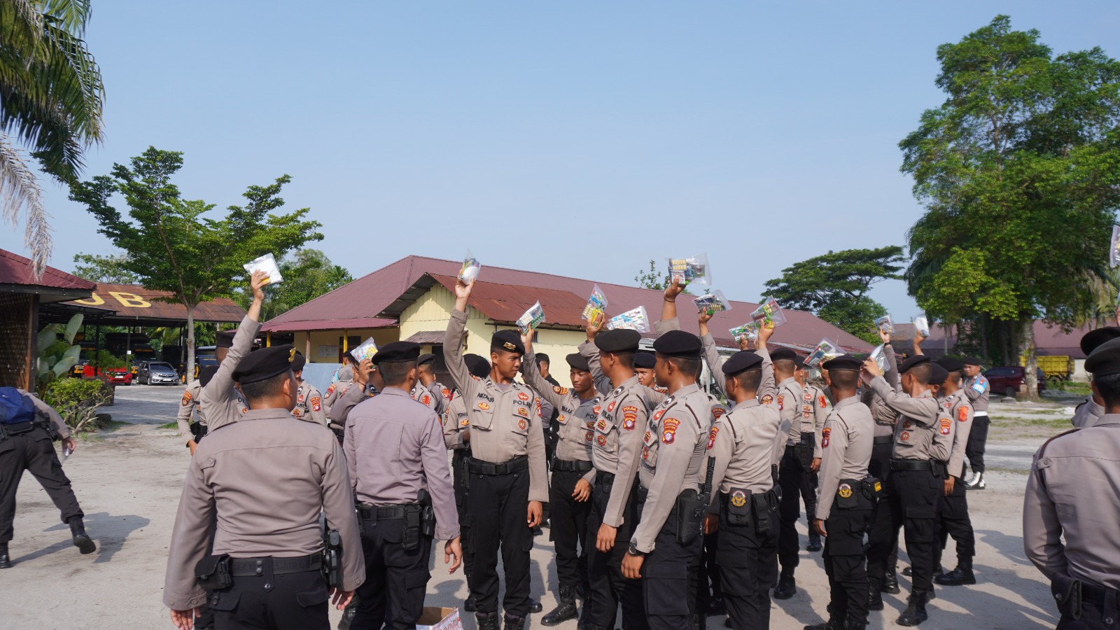 Polda Kalteng Bagikan Bekal Kesehatan Berupa Obat dan Vitamin ke Personel Satgas OMP Telabang