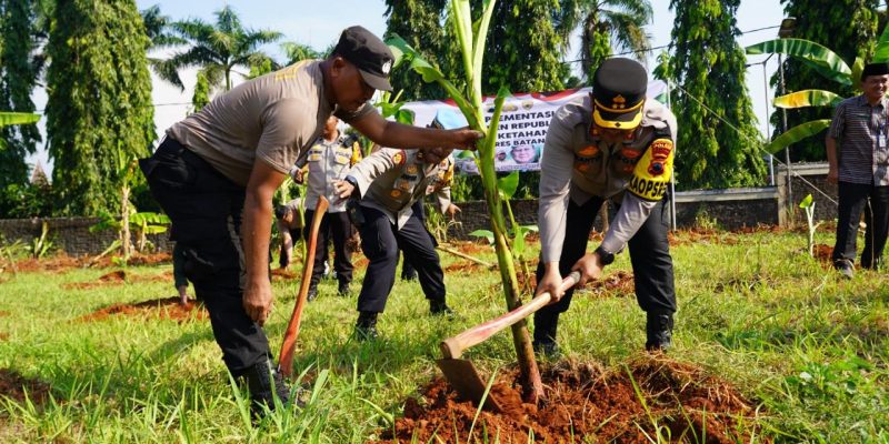 Polres Batang Berdayakan Lahan Terbengkelai Dengan Pertanian Produktif