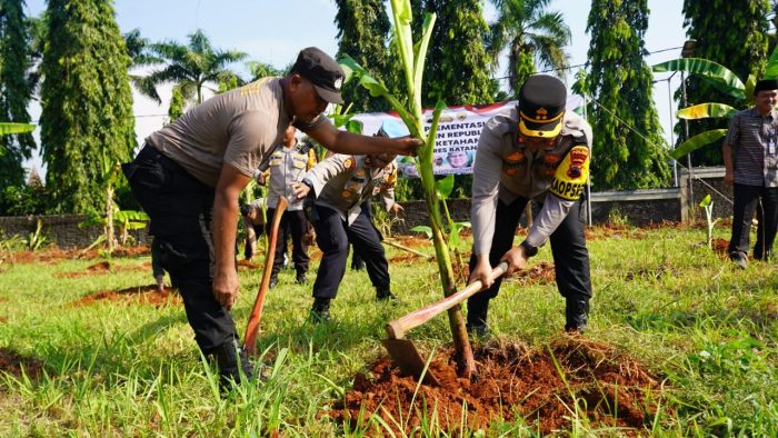 Polres Batang Berdayakan Lahan Terbengkelai Dengan Pertanian Produktif
