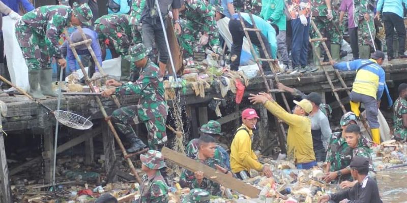 Ratusan Anggota Kodim 1016/Plk Laksanakan Aksi Bersih – Bersih Sampah di Kawasan Puntun