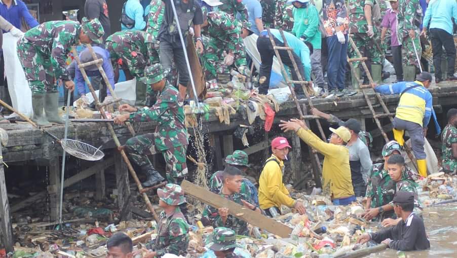 Ratusan Anggota Kodim 1016/Plk Laksanakan Aksi Bersih – Bersih Sampah di Kawasan Puntun