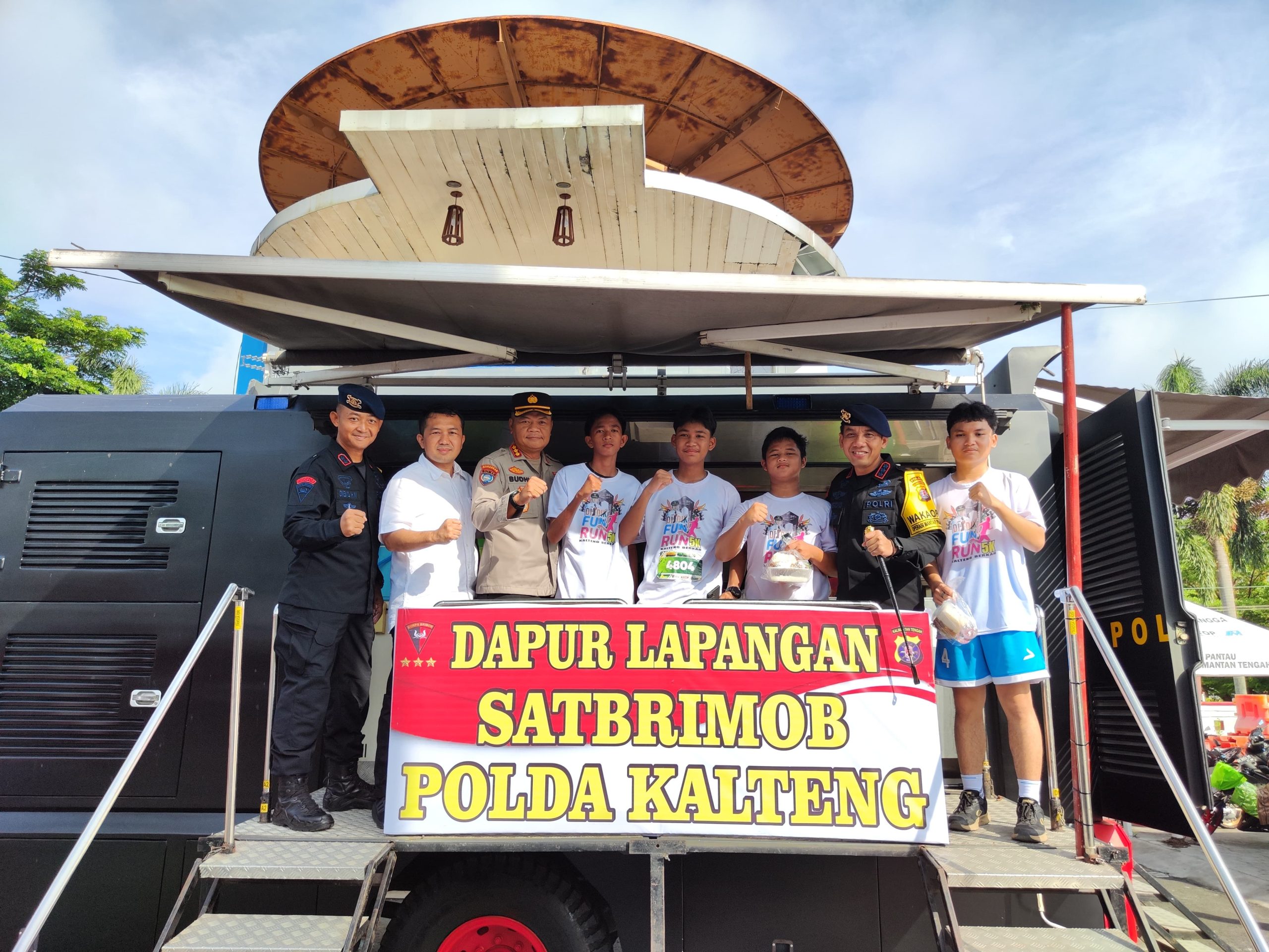 Brimob Kalteng Rayakan HUT ke-79 dengan Aksi Sosial, Bagikan Ratusan Makanan Gratis di Palangka Raya