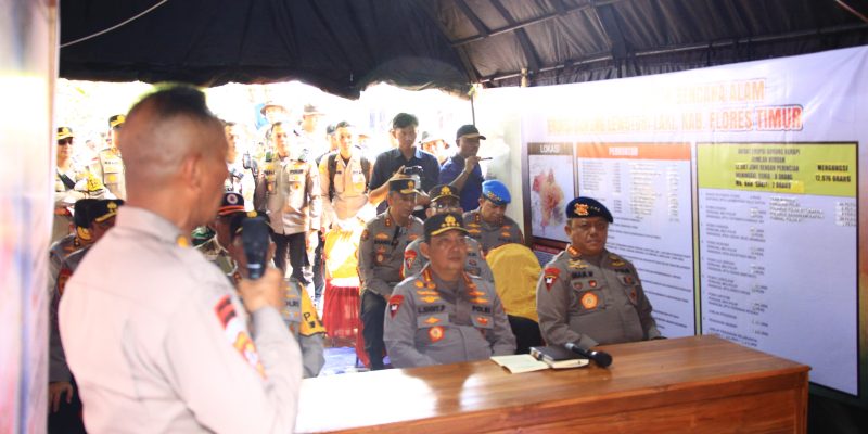 Kapolri Tinjau Posko Pengungsi Erupsi Gunung Lewotobi di NTT