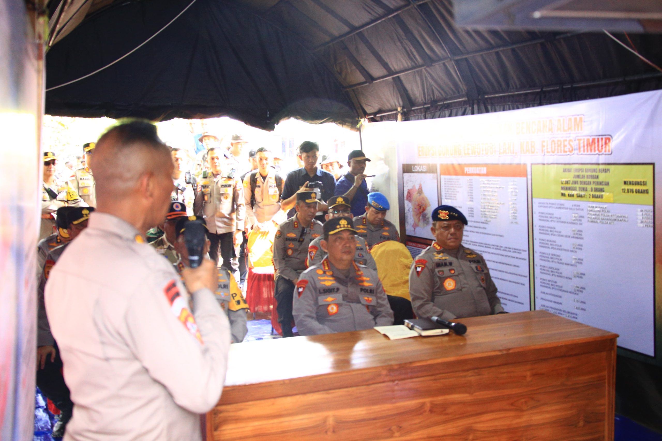 Kapolri Tinjau Posko Pengungsi Erupsi Gunung Lewotobi di NTT