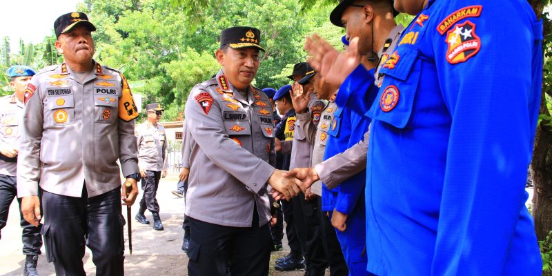 Kapolri Tinjau Posko Pengungsi Erupsi Gunung Lewotobi di NTT
