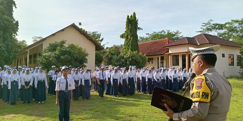 Jadi Pembina Upacara di SMPN 3 Kedungwuni, Kanit Kamsel Satlantas Polres Pekalongan Ajak Siswa Tertib Berlalu lintas
