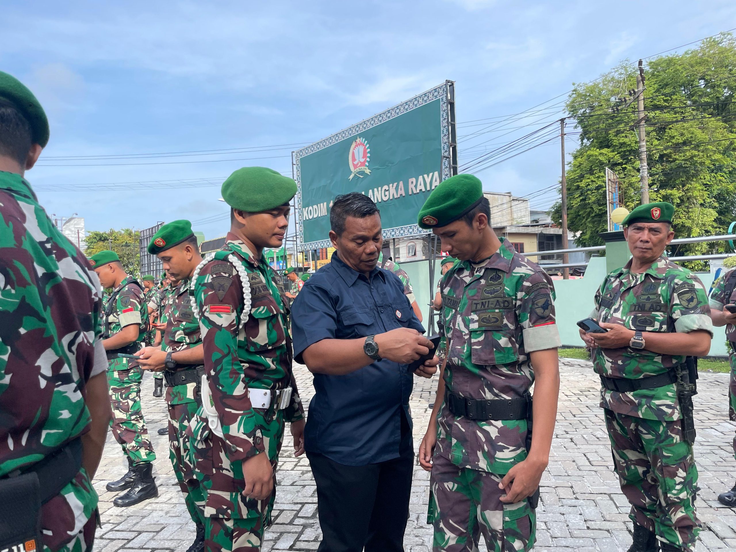 Kasdim 1016/Plk Didampingi Pasi Intel Adakan Sidak HP Anggota