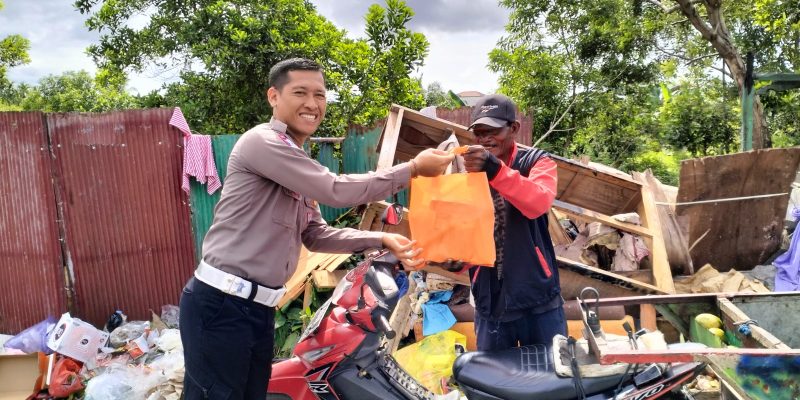 Jum’at Berkah Ditlantas Polda Kalteng Bagikan Paket Sembako