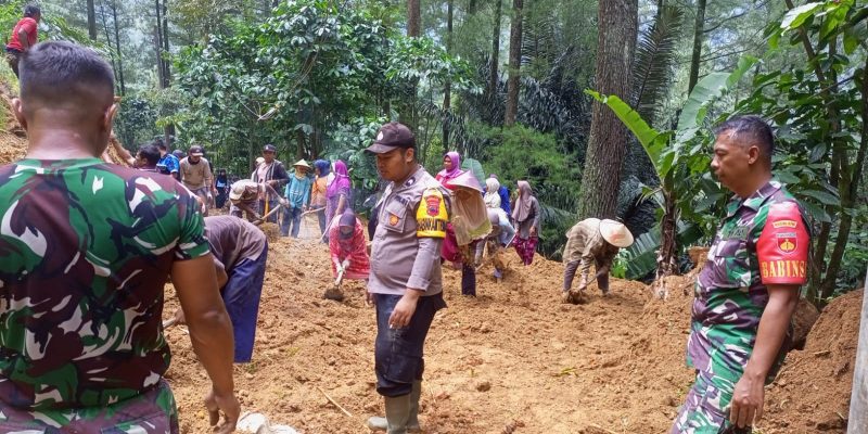 Bersihkan Material Longsor, TNI-Polri Kerja Bakti Bersama Warga