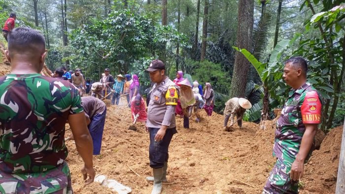 Bersihkan Material Longsor, TNI-Polri Kerja Bakti Bersama Warga