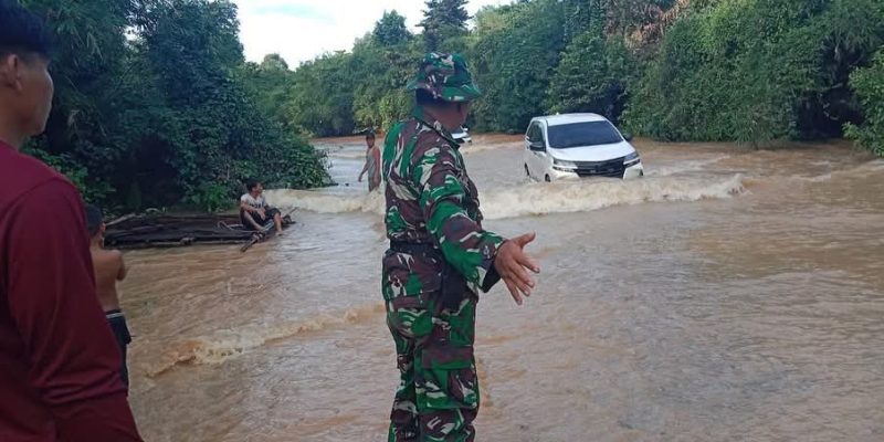 Pendistribusian Logistik Pilkada di Kecamatan Rungan Menembus Banjir Setinggi Pinggang