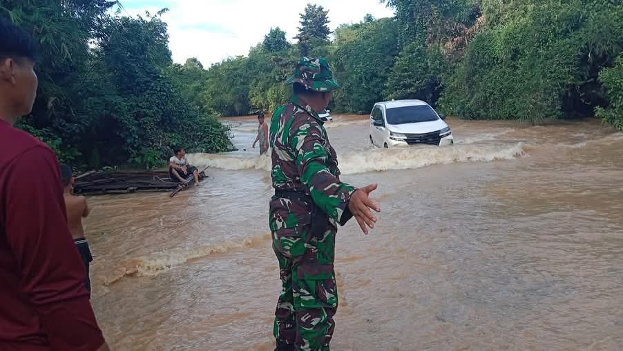 Pendistribusian Logistik Pilkada di Kecamatan Rungan Menembus Banjir Setinggi Pinggang