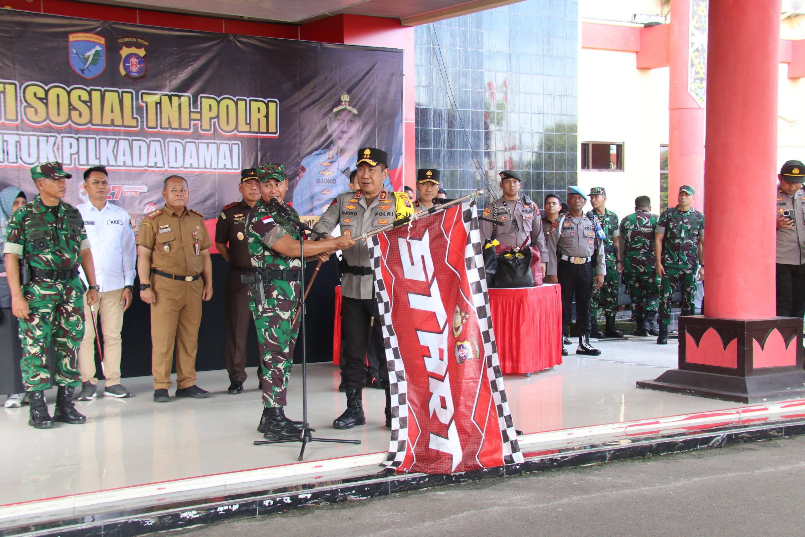 Kapolda Kalteng Bersama Pangdam XII/Tpr Distribusikan 1000 Paket Bansos Untuk Masyarakat