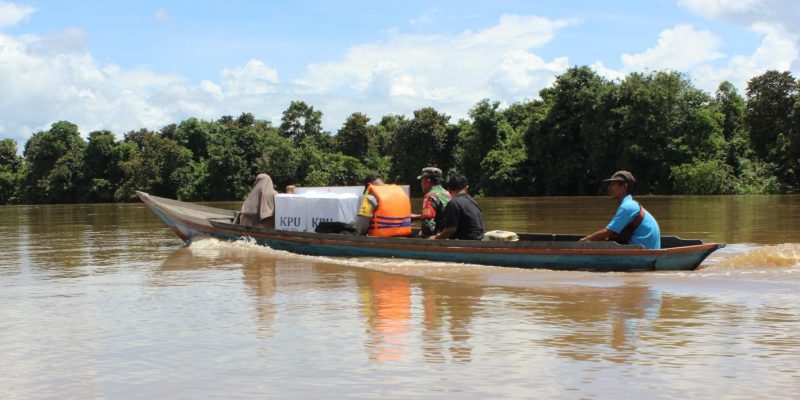 Babinsa Kodim 1016/Plk  Kawal Pendistribusian Logistik Pilkada Lewat Jalur Sungai
