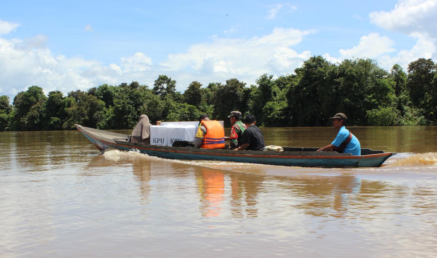 Babinsa Kodim 1016/Plk  Kawal Pendistribusian Logistik Pilkada Lewat Jalur Sungai