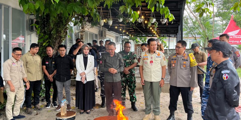 Kabid Humas Polda Kalteng Bersama Kapolres Kobar Hadiri Kegiatan Pemusnahan Surat Suara Rusak dan Lebih
