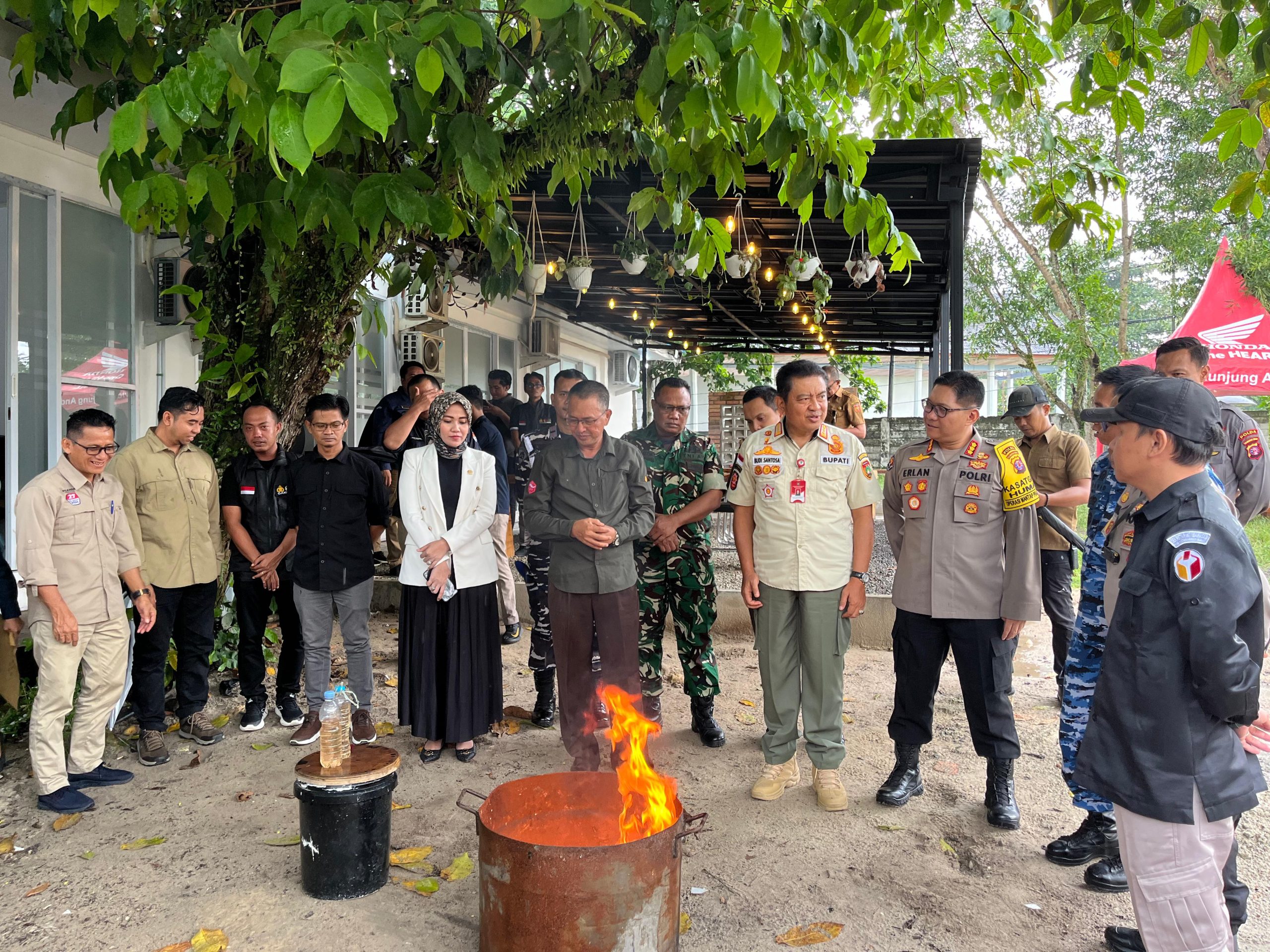 Kabid Humas Polda Kalteng Bersama Kapolres Kobar Hadiri Kegiatan Pemusnahan Surat Suara Rusak dan Lebih