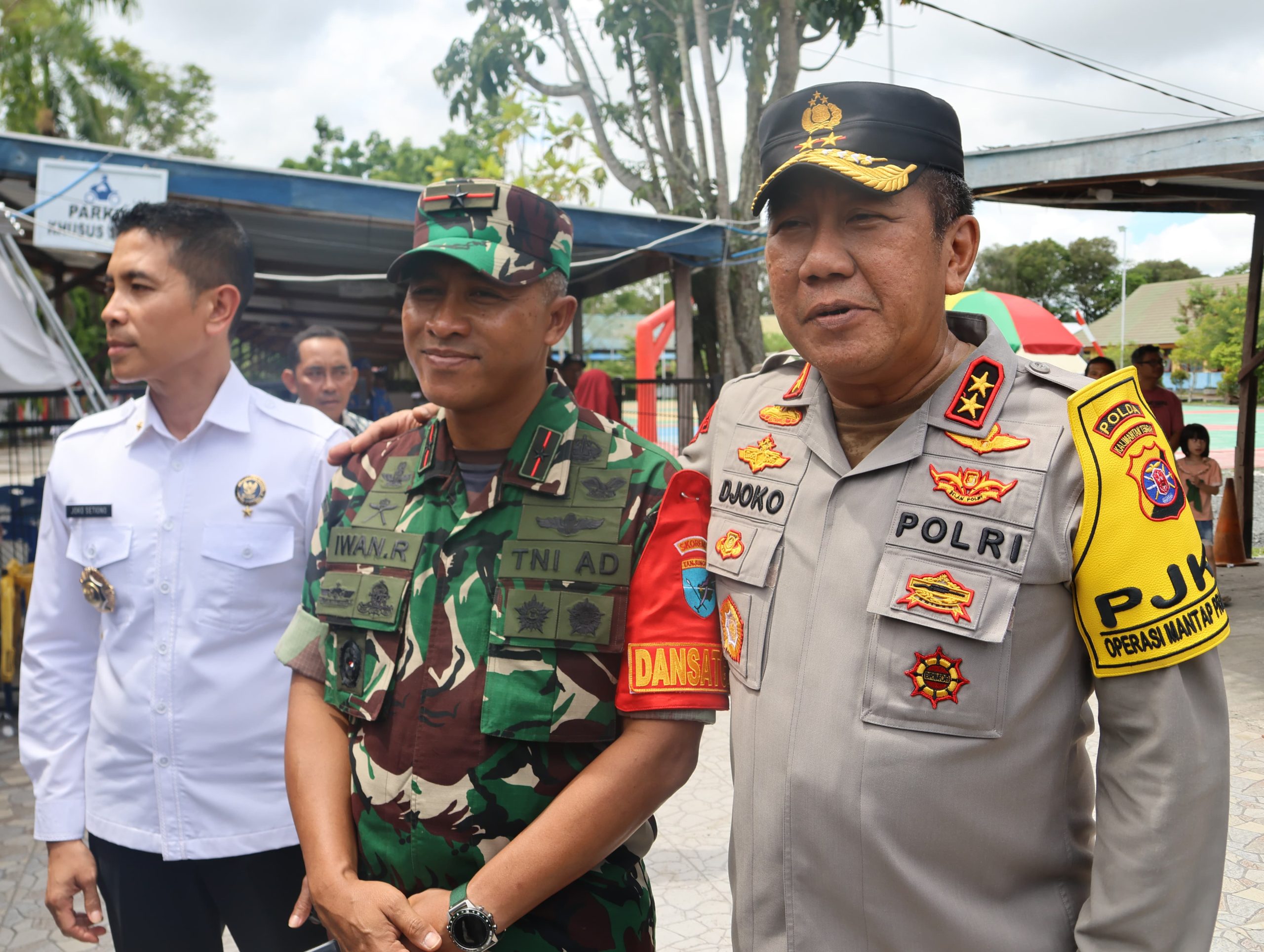 Kapolda Kalteng Bersama Danrem Cek Pengamanan Pemungutan Suara di Sejumlah TPS di Palangka Raya