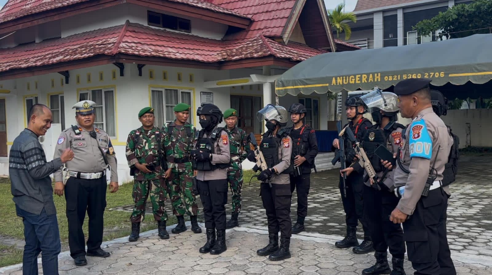 Srikandi Ditsamapta Polda Kalteng Gelar Patroli Gabungan Bersama TNI